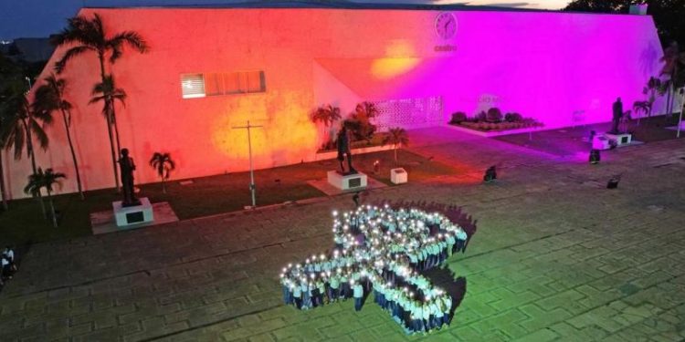 Ayuntamiento de Centro se ilumina de naranja para conmemorar el Día Naranja