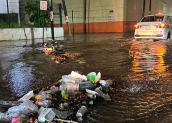 Lluvias provocan encharcamientos en Centro; basura en las calles agrava la situación