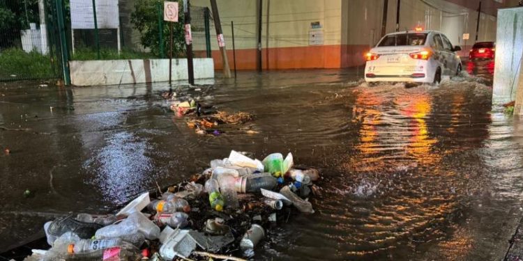 Lluvias provocan encharcamientos en Centro; basura en las calles agrava la situación