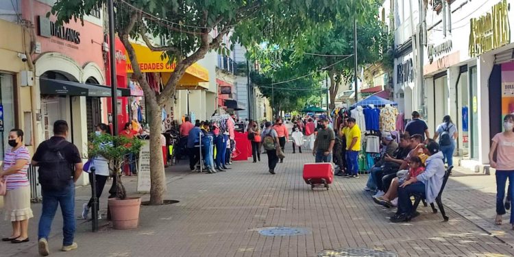 Comerciantes del Centro Histórico de Villahermosa sufren casi 20 horas sin electricidad