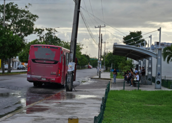En Cancún retoman sus actividades a pesar de estar en Alerta Amarilla por el huracán ‘Milton’