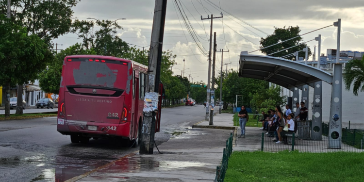 En Cancún retoman sus actividades a pesar de estar en Alerta Amarilla por el huracán ‘Milton’
