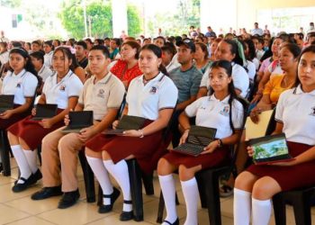 Entregarán tabletas a estudiantes de tercer grado de telesecundaria en Centro