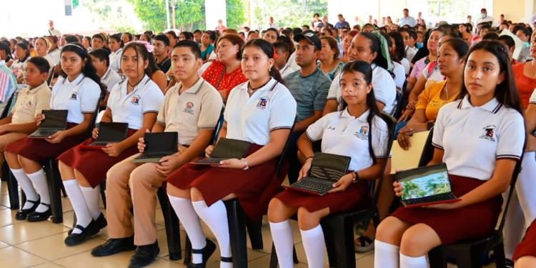Entregarán tabletas a estudiantes de tercer grado de telesecundaria en Centro
