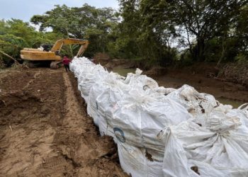 Instalan 60 megacostales en bordo de contención del río Pichucalco