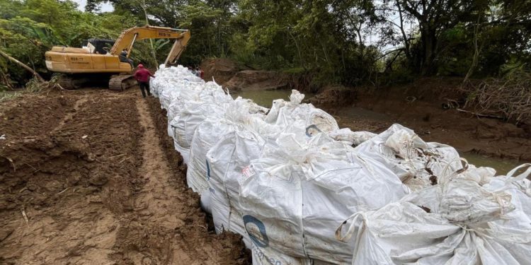 Instalan 60 megacostales en bordo de contención del río Pichucalco