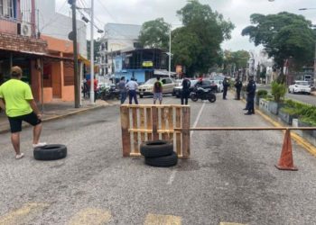 Vecinos de la colonia Centro bloquean Paseo Tabasco por falta de luz
