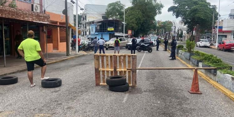 Vecinos de la colonia Centro bloquean Paseo Tabasco por falta de luz