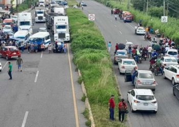 Bloquean la carretera Villahermosa-Teapa por fallas eléctricas; servicio es restablecido tras protesta