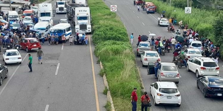 Bloquean la carretera Villahermosa-Teapa por fallas eléctricas; servicio es restablecido tras protesta