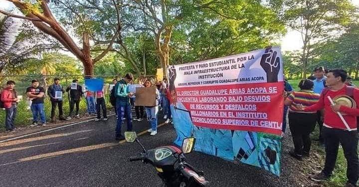 Estudiantes del Tec de Centla protestan exigiendo la destitución del director por irregularidades