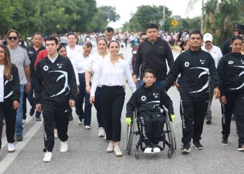 Convive Ana Paty Peralta con participantes en desfilé cívico-deportivo militar