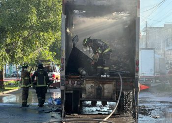 Se incendia trailer en la región 220 de Cancún