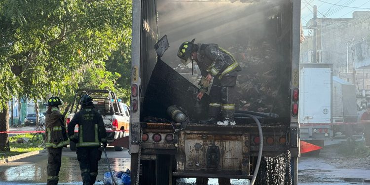 Se incendia trailer en la región 220 de Cancún