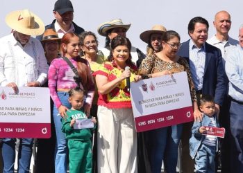 Clara Brugada, jefa de Gobierno encabezó la entrega de 10 mil tarjetas del programa “Mi Beca para Empezar” para estudiantes de CDMX