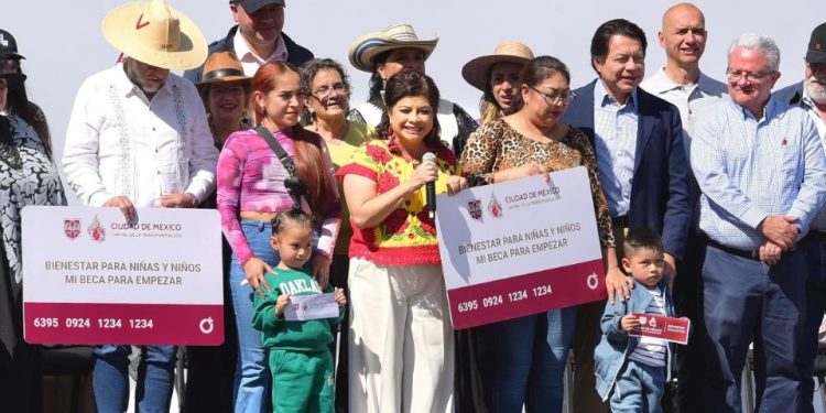 Clara Brugada, jefa de Gobierno encabezó la entrega de 10 mil tarjetas del programa “Mi Beca para Empezar” para estudiantes de CDMX