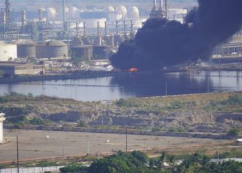 Se incendia refinería de Salina Cruz, Oaxaca