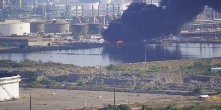 Se incendia refinería de Salina Cruz, Oaxaca