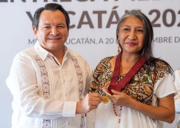 Joaquín Díaz Mena entregó el máximo galardón del Estado a Socorro Loeza Flores