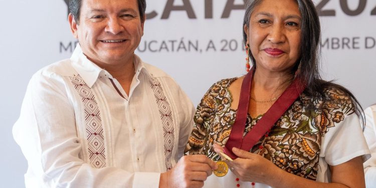 Joaquín Díaz Mena entregó el máximo galardón del Estado a Socorro Loeza Flores