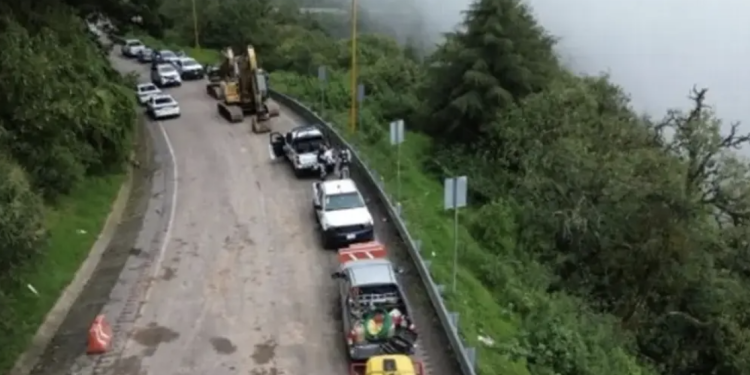 Deslave en autopista Orizaba-Puebla retrasa llegada de mercancías al puerto de Veracruz