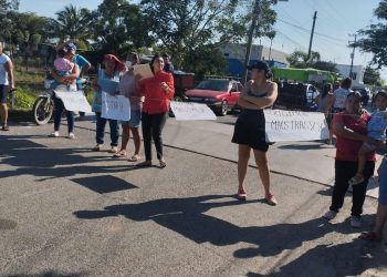 Padres de kínder en Paso Real bloquean carretera para exigir cambio de maestro