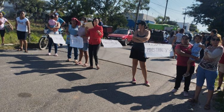 Padres de kínder en Paso Real bloquean carretera para exigir cambio de maestro
