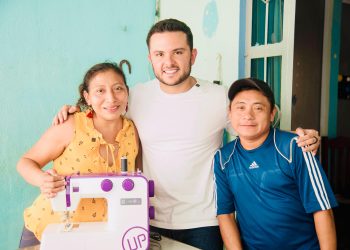 Visita Pablo Bustamante a mujeres beneficiarias del programa Faro del Bienestar en Villas Otoch Paraíso