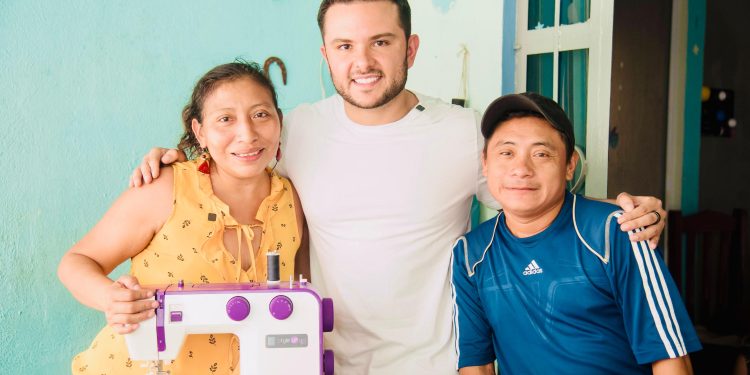 Visita Pablo Bustamante a mujeres beneficiarias del programa Faro del Bienestar en Villas Otoch Paraíso