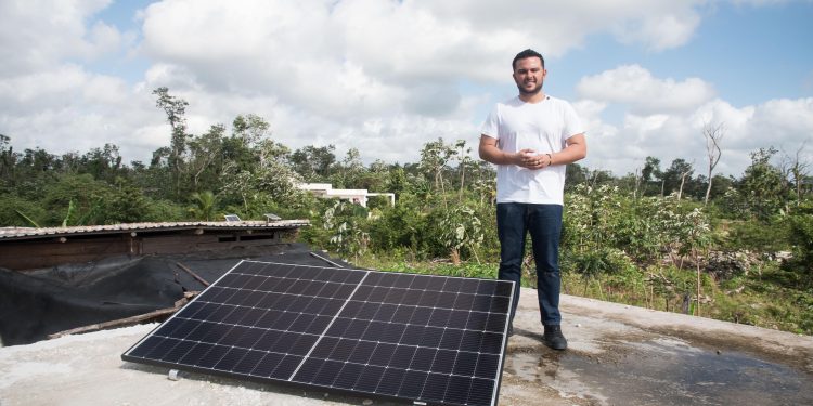 Programas de Bienestar impulsan el uso de paneles solares en zonas rurales para reducir el rezago energético