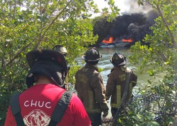 Incendio consume yate en la laguna Nichupté