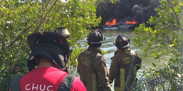 Incendio consume yate en la laguna Nichupté