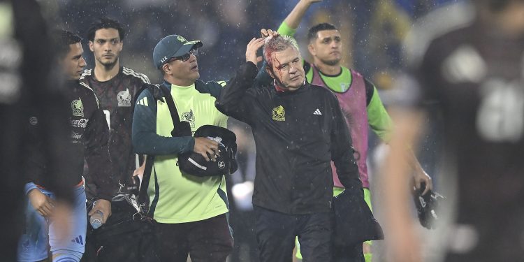 La FMF condena ataque contra Javier Aguirre tras la derrota de México