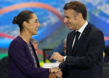 Claudia Sheimbaun y Emmanuel Macron acuerdan cooperación en el tema de Salud