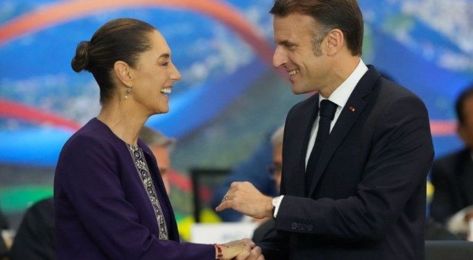 Claudia Sheimbaun y Emmanuel Macron acuerdan cooperación en el tema de Salud