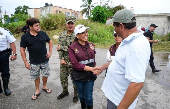 Atiende Mara Lezama a familias de Chetumal y Mahahual tras las lluvias ocasionadas por “Sara”
