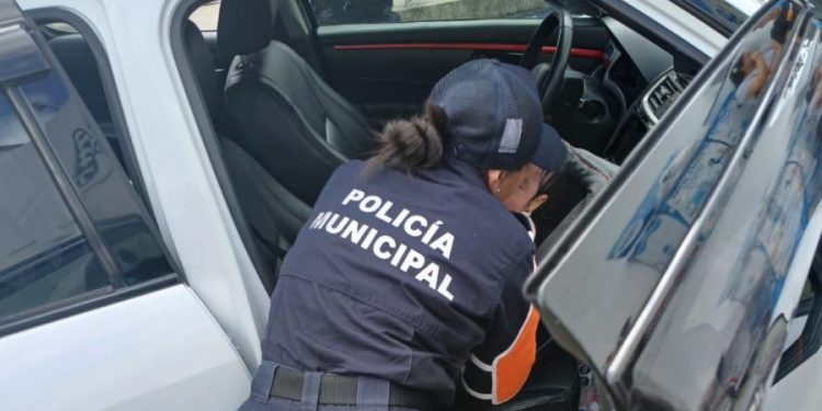 Rescatan a menor dentro de un vehículo en Solidaridad