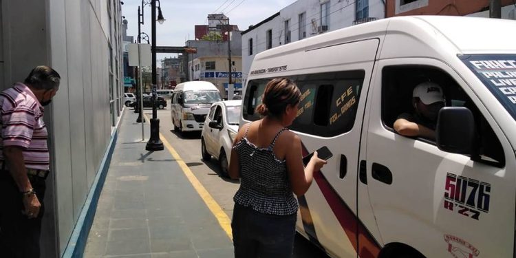 Semovi detecta duplicidad de permisos en combis del transporte público en Centro