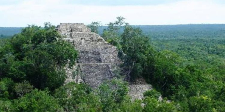 Arqueólogos descubren antigua pirámide maya en Campeche