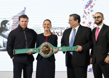 Claudia Sheinbaum recibe a Canelo Álvarez durante la conferencia matutina