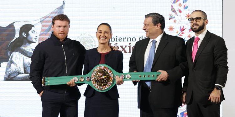 Claudia Sheinbaum recibe a Canelo Álvarez durante la conferencia matutina