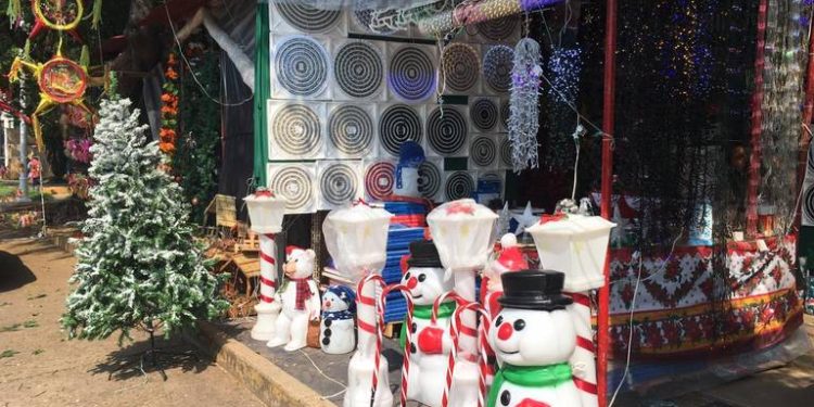 Inicia la venta de artículos navideños en el velódromo de la Deportiva