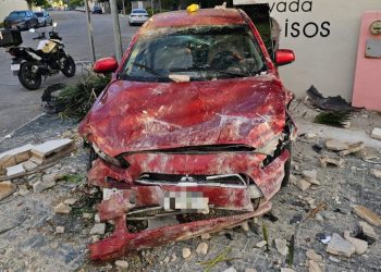 Conductor en estado de ebriedad sufre aparatoso accidente en Jardines del Sur, Cancún