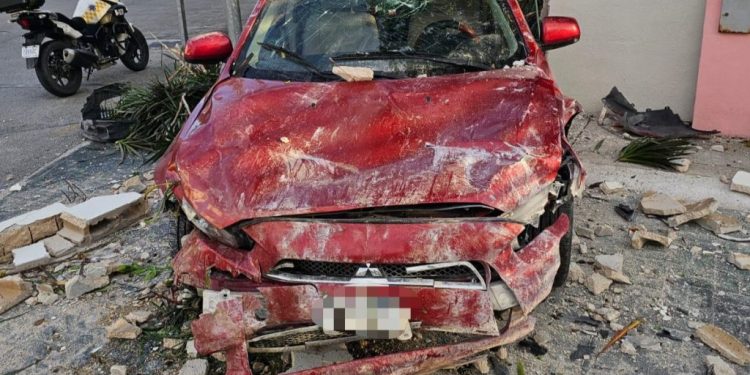 Conductor en estado de ebriedad sufre aparatoso accidente en Jardines del Sur, Cancún