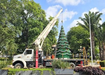 Inicia Centro colocación de adornos decembrinos en plazas y vialidades