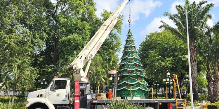 Inicia Centro colocación de adornos decembrinos en plazas y vialidades