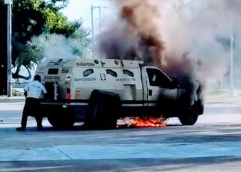 Incendio consume vehículo de la empresa Cometra en Chetumal