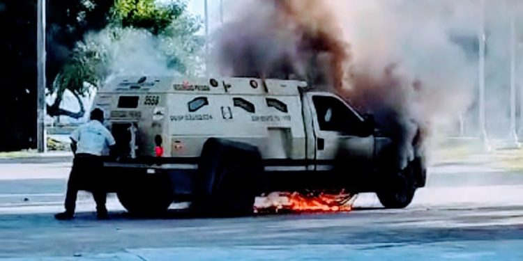 Incendio consume vehículo de la empresa Cometra en Chetumal