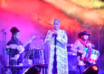Vibra Plaza de Armas con la voz de Eugenia León, puso a cantar a todos en el Festival Ceiba