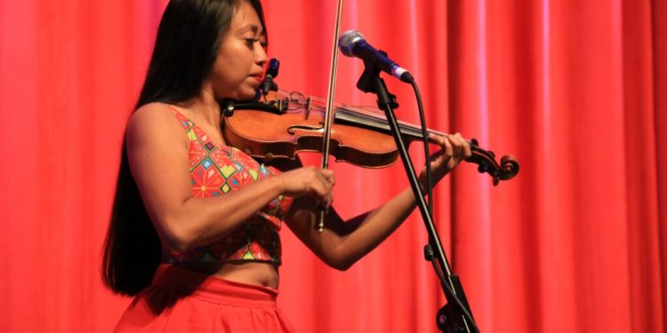 Coplas llenas de picardía, con la música tradicional veracruzana del Trio Huasteco disfrutaron los asistentes al Festival Ceiba